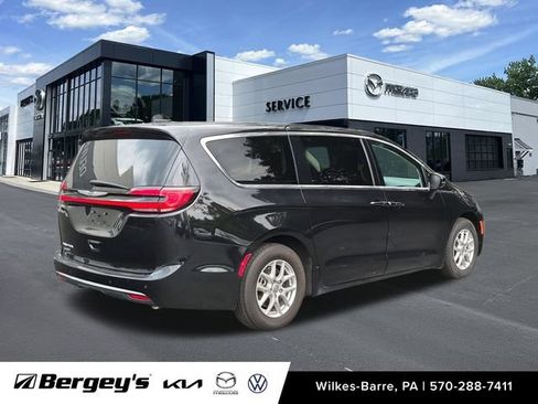 Used 2024 Chrysler Pacifica Touring-L FWD image 6