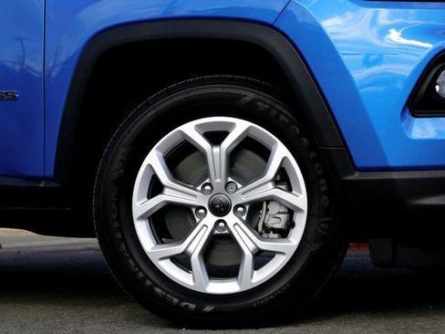 New 2025 Jeep Compass Latitude image 2
