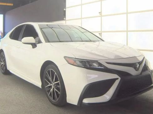 Used 2021 Toyota Camry SE FWD image 4