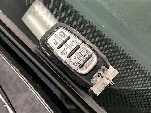 Used 2025 Chrysler Pacifica Select image 9