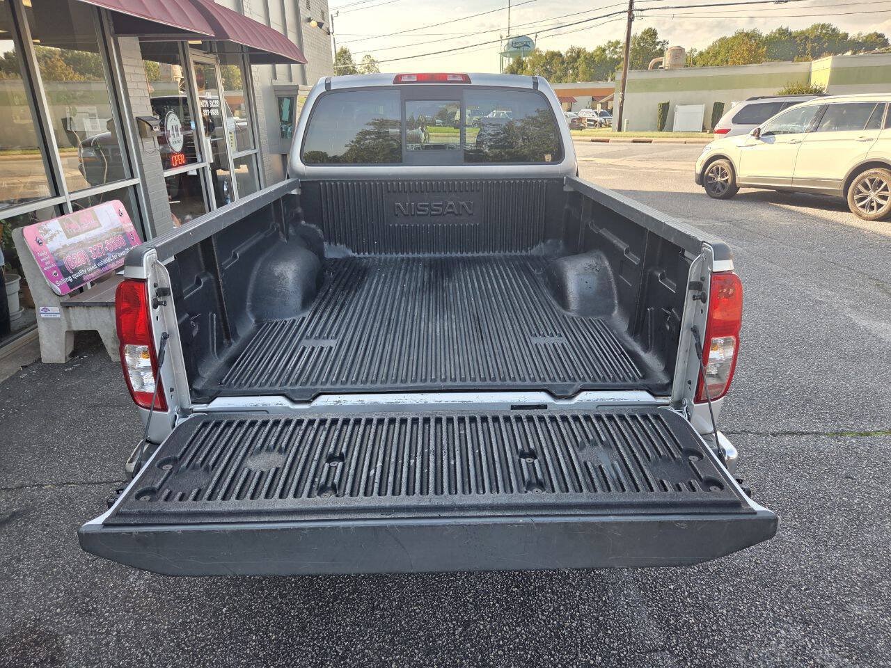 Used 2016 Nissan Frontier SV RWD image 5