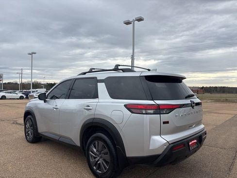 Used 2024 Nissan Pathfinder SV image 2