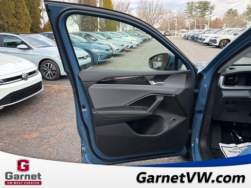 New 2025 Volkswagen Tiguan SE image 10
