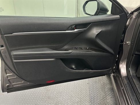 Used 2022 Toyota Camry SE image 11