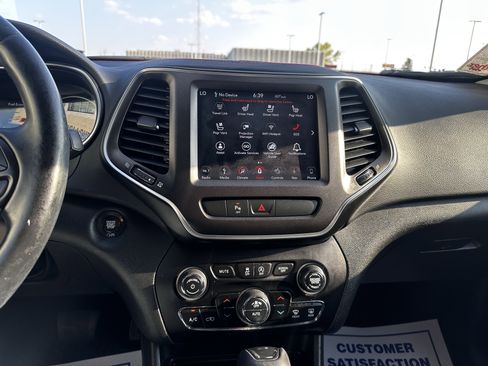 Used 2019 Jeep Cherokee Trailhawk AWD/4WD image 16