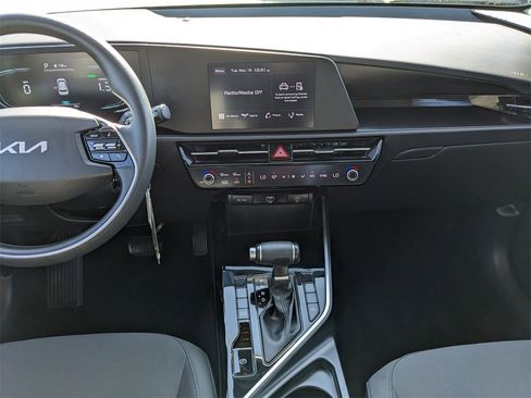 Certified 2025 Kia Niro LX image 18