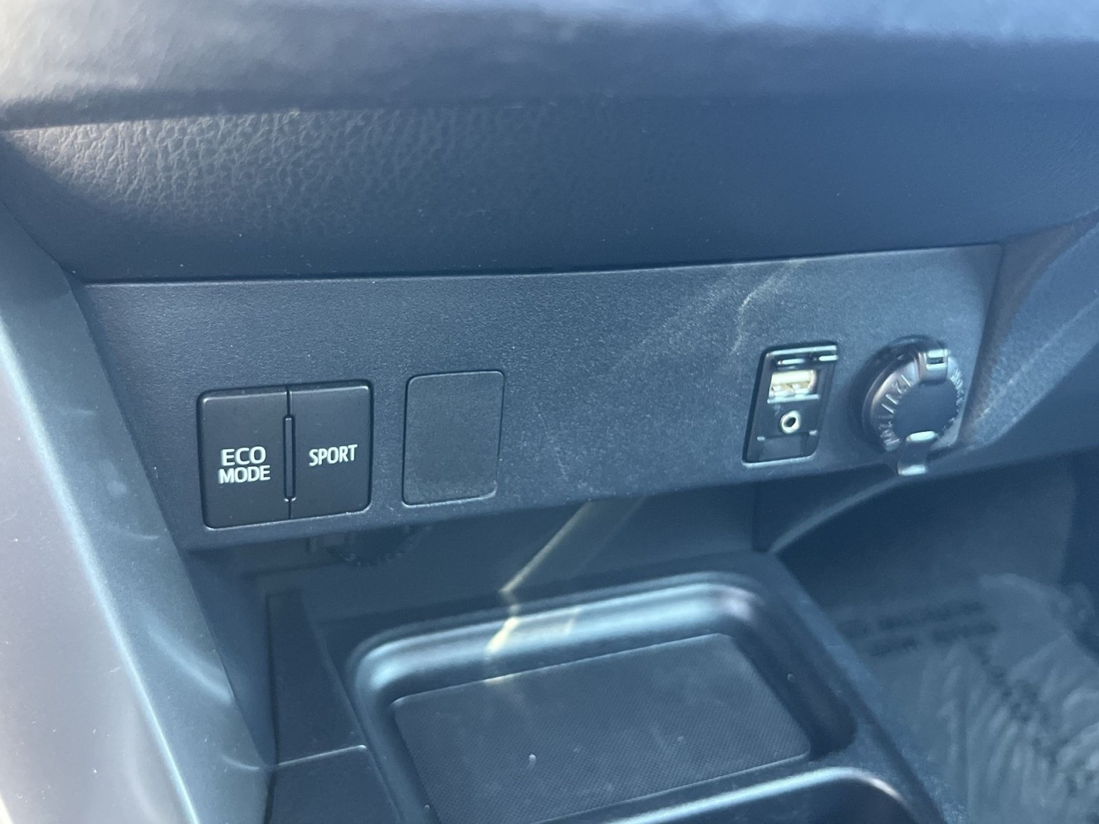 Used 2018 Toyota RAV4 LE w/ All Weather Liner Package AWD/4WD image 32