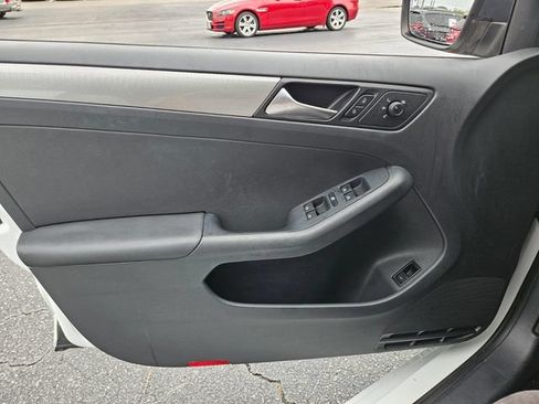Used 2015 Volkswagen Jetta SE FWD image 29