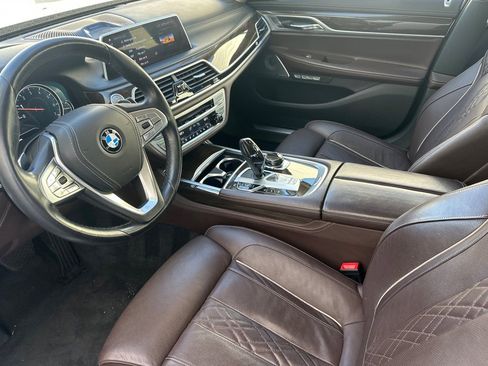 Used 2018 BMW 750i image 8