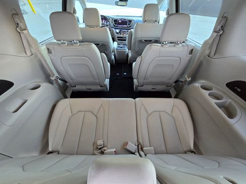 Used 2021 Chrysler Pacifica Touring-L w/ Premium & Safety Sphere Group image 20