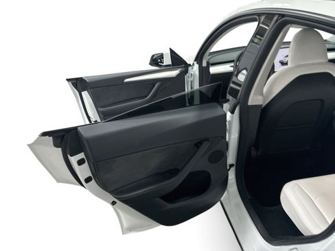 Certified 2023 Tesla Model Y Long Range AWD/4WD image 10