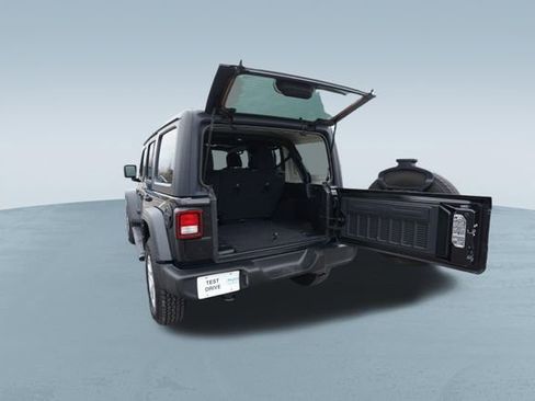 Used 2022 Jeep Wrangler Unlimited Sport image 17