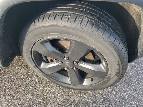 Used 2014 Jeep Grand Cherokee Limited w/ Luxury Group II image 3