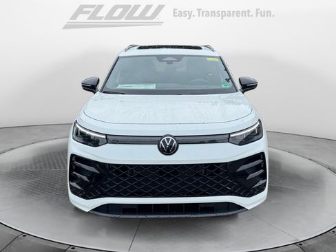 New 2025 Volkswagen Tiguan SE R-Line image 2