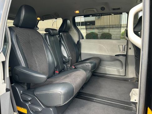 Used 2011 Toyota Sienna SE image 14