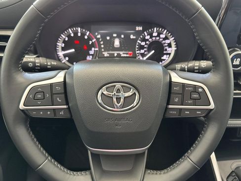 Used 2025 Toyota Highlander LE FWD image 16