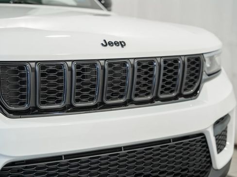 Used 2023 Jeep Grand Cherokee Altitude AWD/4WD image 11