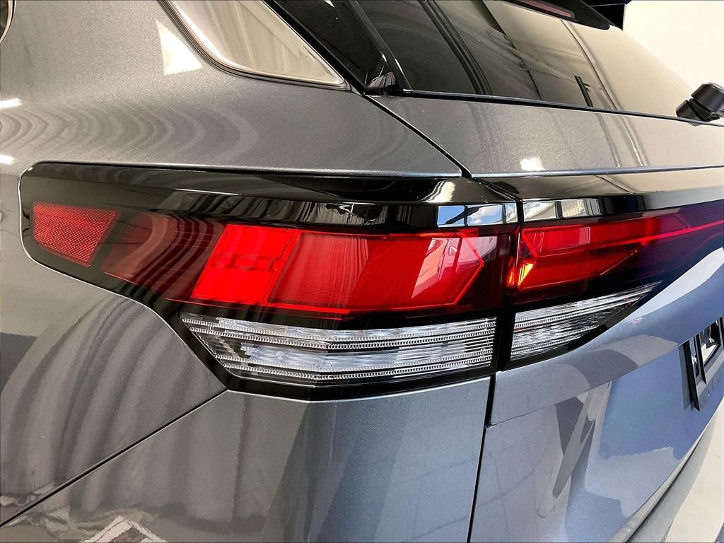 Used 2025 Volkswagen Tiguan SE AWD/4WD image 34