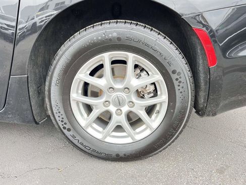 Used 2022 Chrysler Pacifica Touring-L image 11