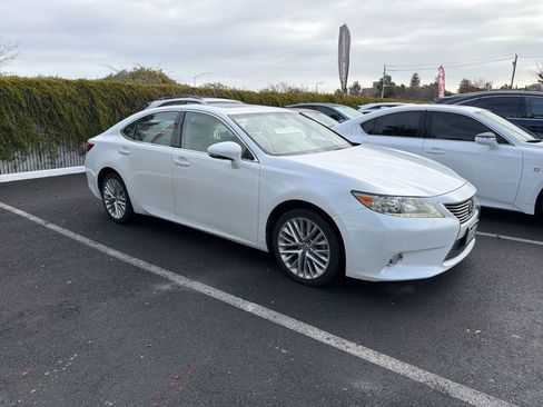 Used 2013 Lexus ES 350 w/ Luxury Pkg image 2
