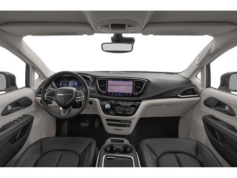 Used 2024 Chrysler Pacifica Premium image 5