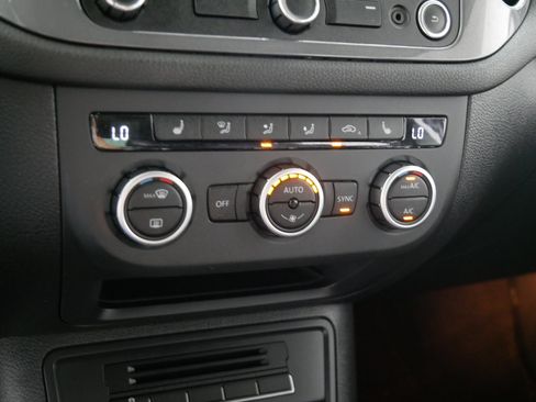 Used 2013 Volkswagen Tiguan SEL AWD/4WD image 23