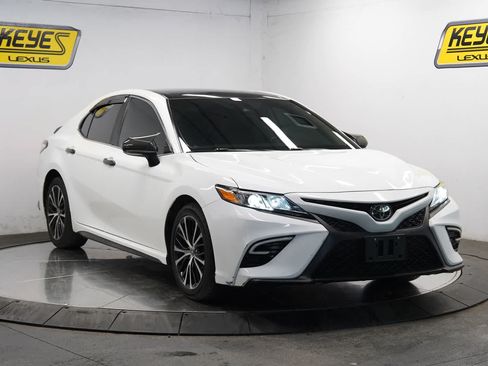 Used 2020 Toyota Camry SE w/ Convenience Package FWD image 5