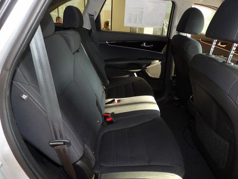 Used 2019 Kia Sorento FWD V6 image 17