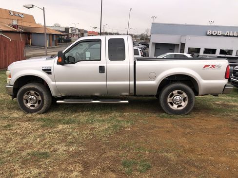 Used 2010 Ford F250 4x4 SuperCab Super Duty image 3