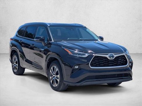 Used 2021 Toyota Highlander XLE FWD image 3
