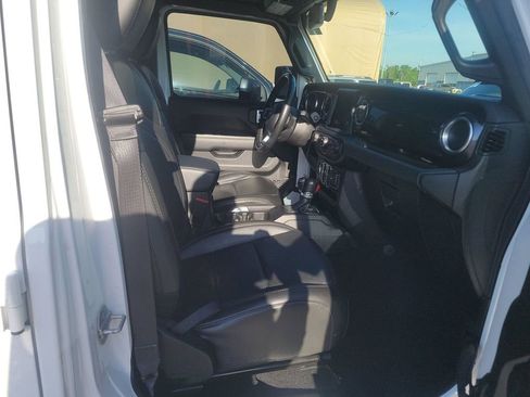 Used 2022 Jeep Wrangler Unlimited Sahara AWD/4WD image 5