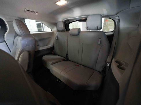 Used 2021 Toyota Sienna XLE FWD image 24