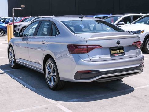 Used 2024 Volkswagen Jetta SE FWD image 6