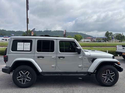 Used 2024 Jeep Wrangler Unlimited Sahara AWD/4WD image 18