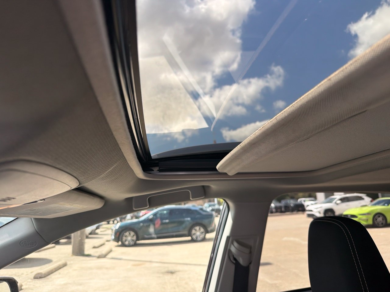 Used 2018 Toyota RAV4 XLE w/ Plus Extra Value Package FWD image 9