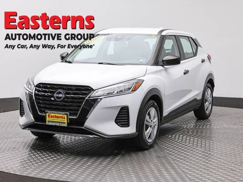 Used 2022 Nissan Kicks S FWD image 1