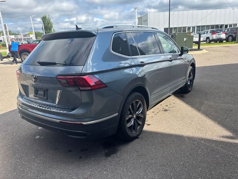 Used 2023 Volkswagen Tiguan SE w/ Panoramic Sunroof Package FWD image 5