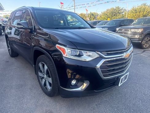 Used 2019 Chevrolet Traverse LT w/ LT Premium Package AWD/4WD image 3