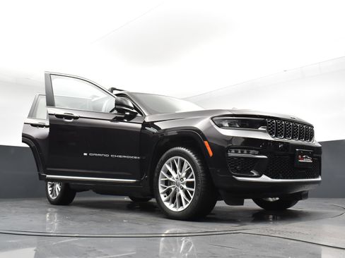 Used 2022 Jeep Grand Cherokee Summit w/ Advanced Protech Group IV AWD/4WD image 33