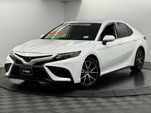 Used 2024 Toyota Camry SE image 2