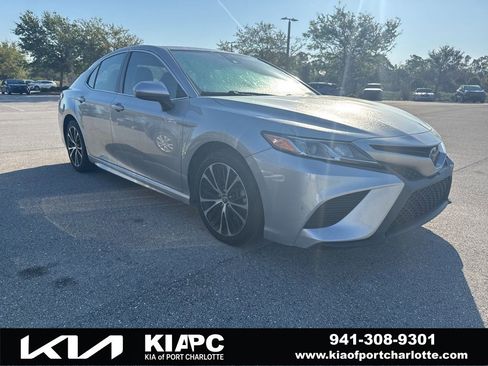 Used 2018 Toyota Camry SE image 1