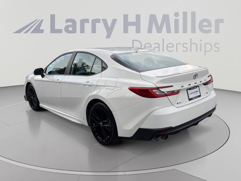 Used 2025 Toyota Camry SE FWD image 3
