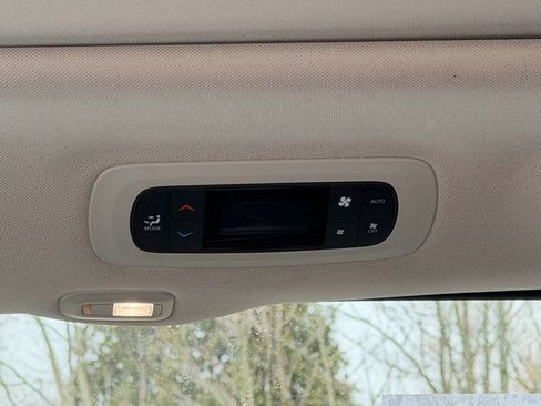 Used 2023 Chrysler Pacifica Limited FWD image 30