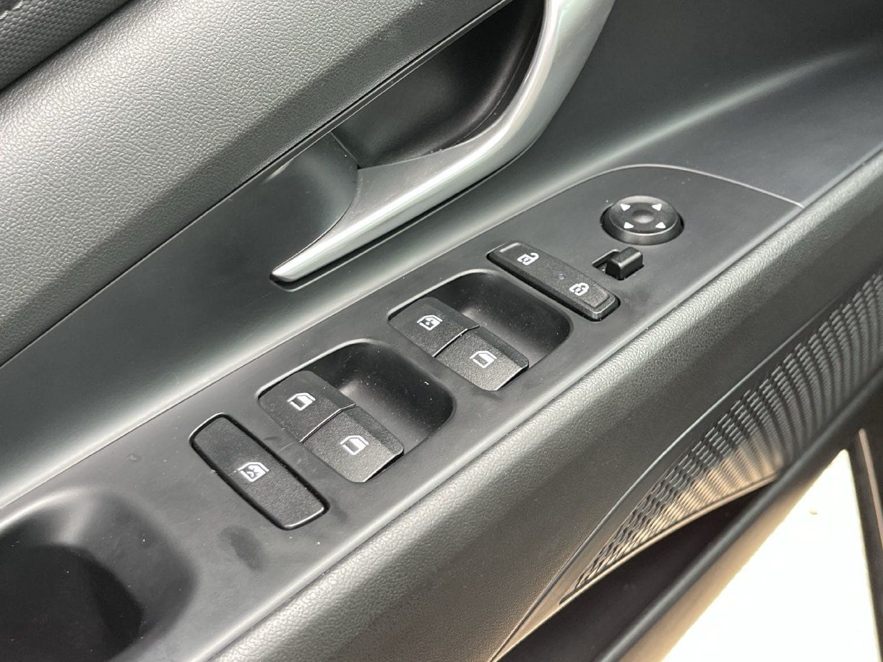 Used 2023 Hyundai Elantra SEL w/ Convenience Package FWD image 11