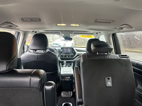 Used 2022 Toyota Highlander XLE AWD/4WD image 13