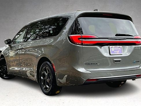 Used 2022 Chrysler Pacifica Limited w/ Uconnect Theater Family Group image 4