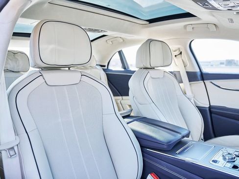 Used 2024 Bentley Flying Spur V8 image 39