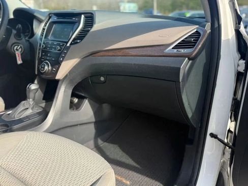 Used 2017 Hyundai Santa Fe SE image 20