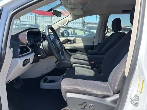 Used 2022 Chrysler Voyager LX image 8
