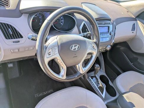 Used 2011 Hyundai Tucson GLS image 10